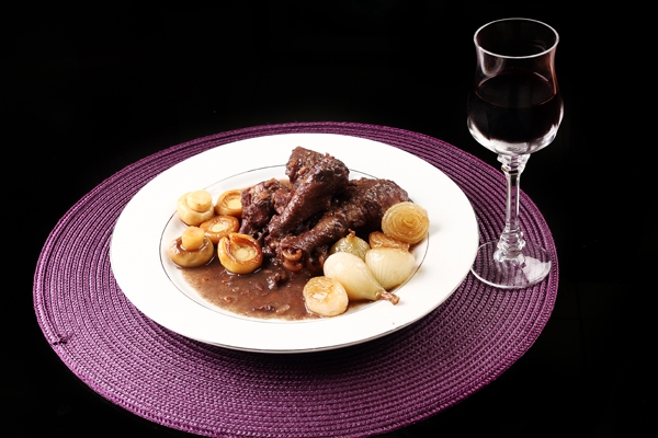 Há três séculos já era conhecido nos vinhedos franceses, recebendo um nome de acordo com o terroir, tendo ganhado prestígio o de Bresse e o da Bourgogne, cujo vinho encorpado casava-se bem com a carne rija.
